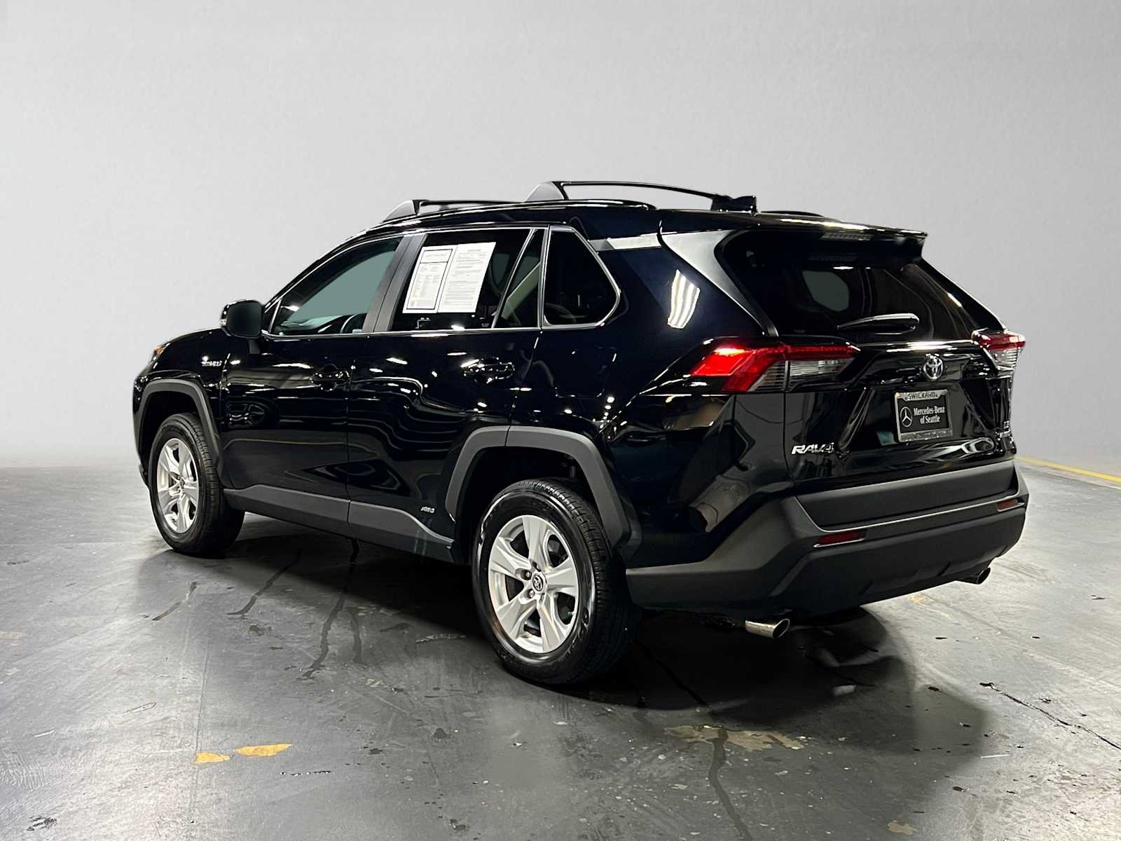 Used 2021 Toyota RAV4 LE AWD/4WD image 5