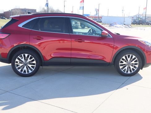 Used 2022 Ford Escape Titanium image 4