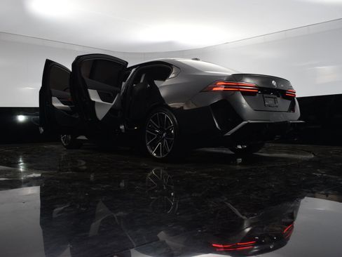 Used 2025 BMW M5 Base w/ Executive Package image 35