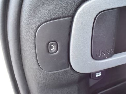 Used 2017 Jeep Cherokee Trailhawk w/ Comfort & Convenience Group AWD/4WD image 42