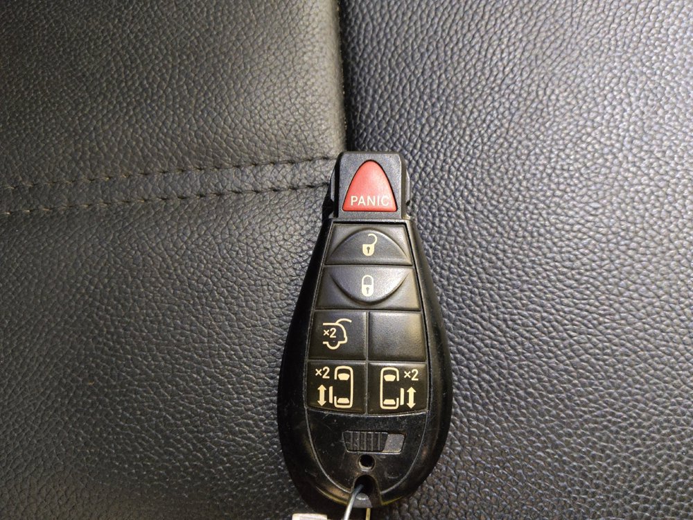 Used 2015 Chrysler Town & Country Touring FWD image 32