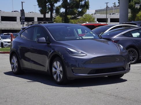 Used 2023 Tesla Model Y Long Range AWD/4WD image 2