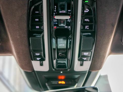 Used 2020 Porsche Cayenne Turbo AWD/4WD image 31