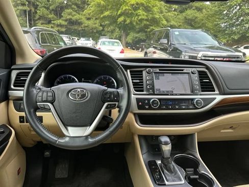 Used 2019 Toyota Highlander Limited FWD image 12