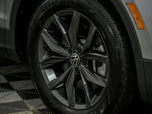 Certified 2022 Volkswagen Tiguan SE w/ Panoramic Sunroof Package image 3