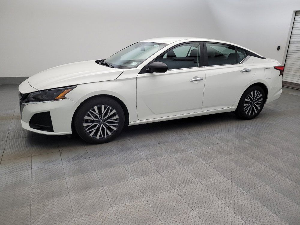 Used 2025 Nissan Altima 2.5 SV FWD image 2