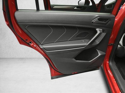 Used 2024 Volkswagen Tiguan SE image 23