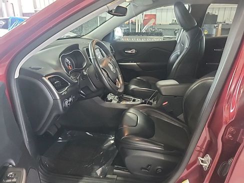 Used 2019 Jeep Cherokee Latitude Plus w/ Comfort/Convenience Group AWD/4WD image 17