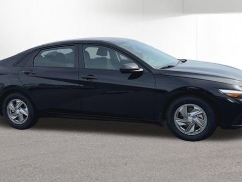 New 2026 Hyundai Elantra SE FWD image 2