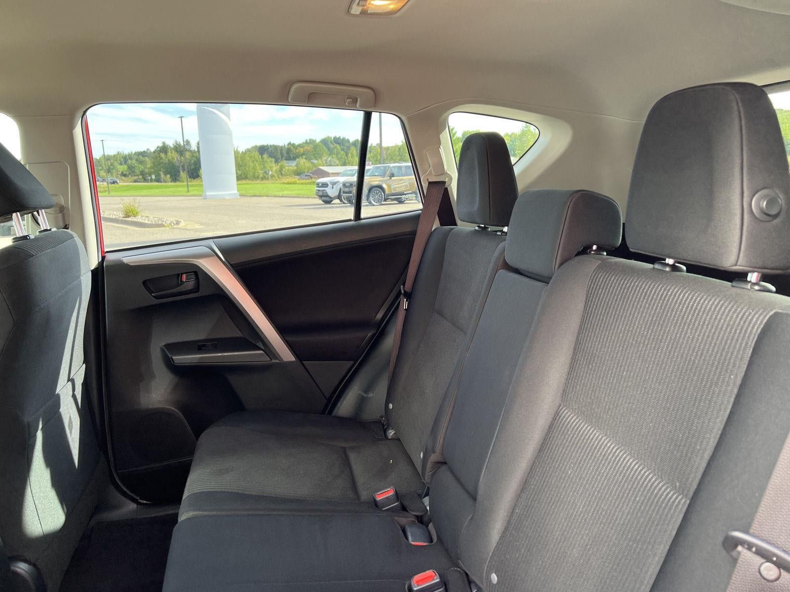 Used 2016 Toyota RAV4 LE AWD/4WD image 18