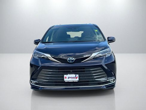 Used 2024 Toyota Sienna Platinum image 2