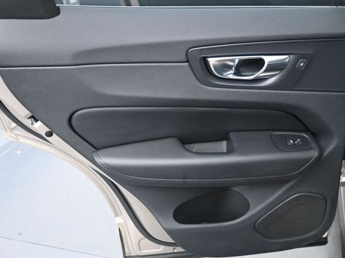 Certified 2023 Volvo XC60 B5 Plus AWD/4WD image 19