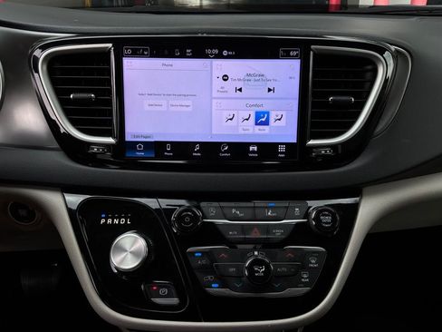 Used 2024 Chrysler Pacifica Touring-L FWD image 32