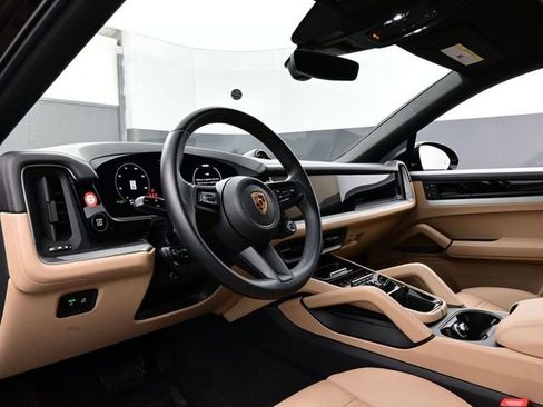 Certified 2024 Porsche Cayenne image 4