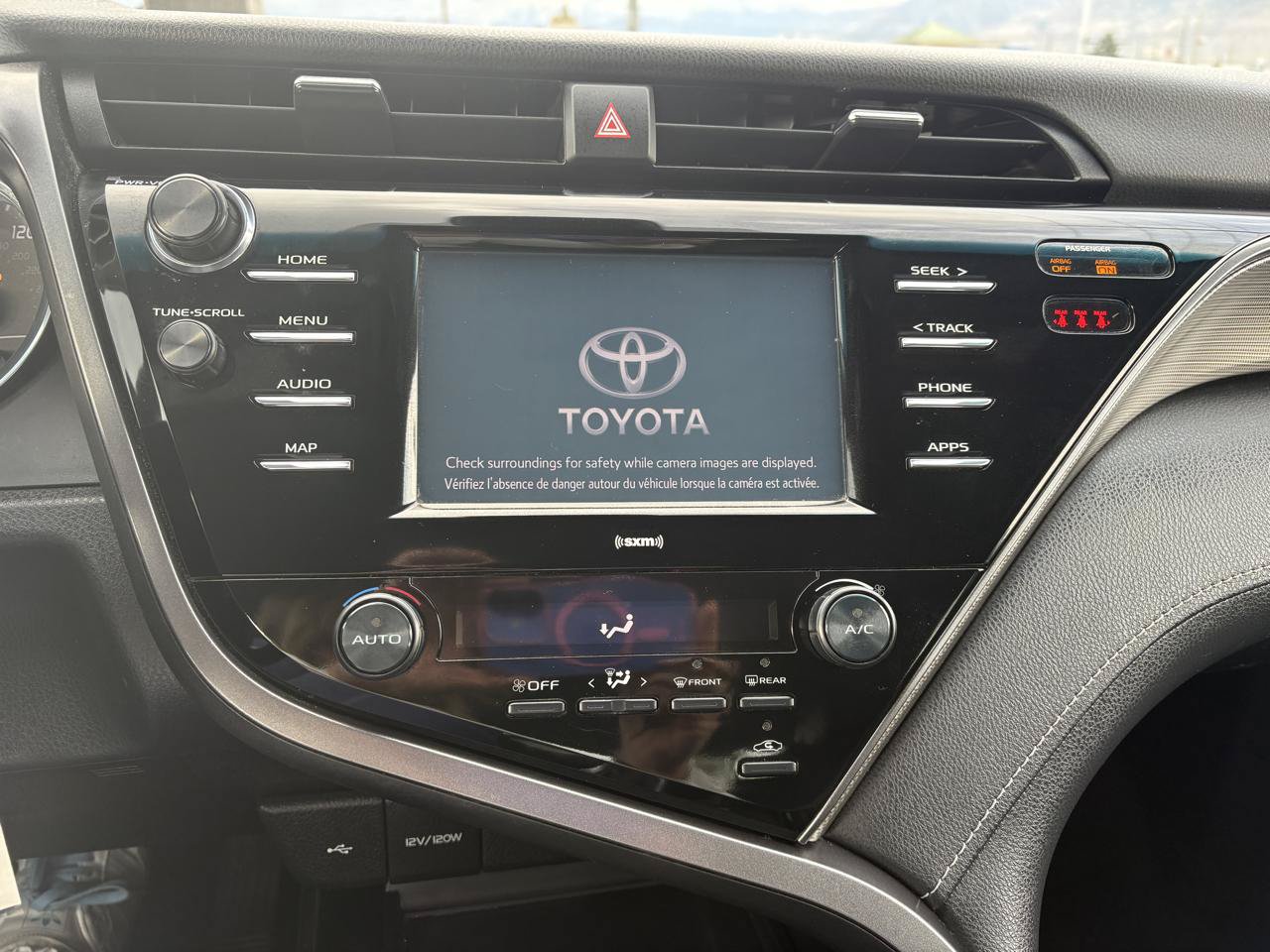 Used 2020 Toyota Camry SE FWD image 11