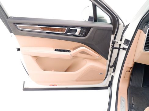 Used 2023 Porsche Cayenne Platinum Edition image 23