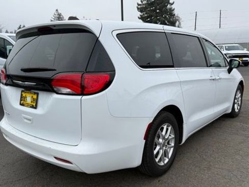 Used 2023 Chrysler Voyager LX image 4