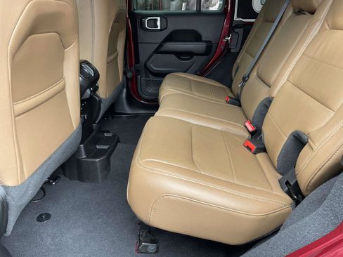 Used 2021 Jeep Wrangler Unlimited Sahara image 10