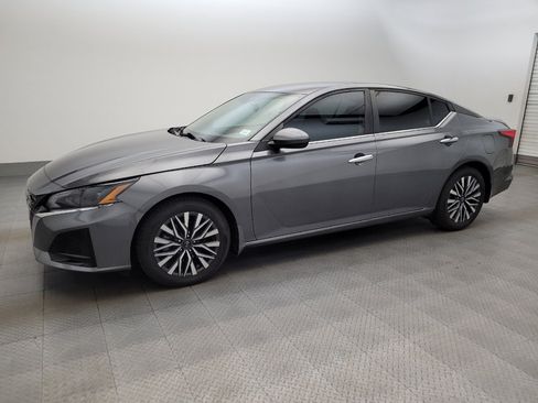 Used 2023 Nissan Altima 2.5 SV FWD image 2