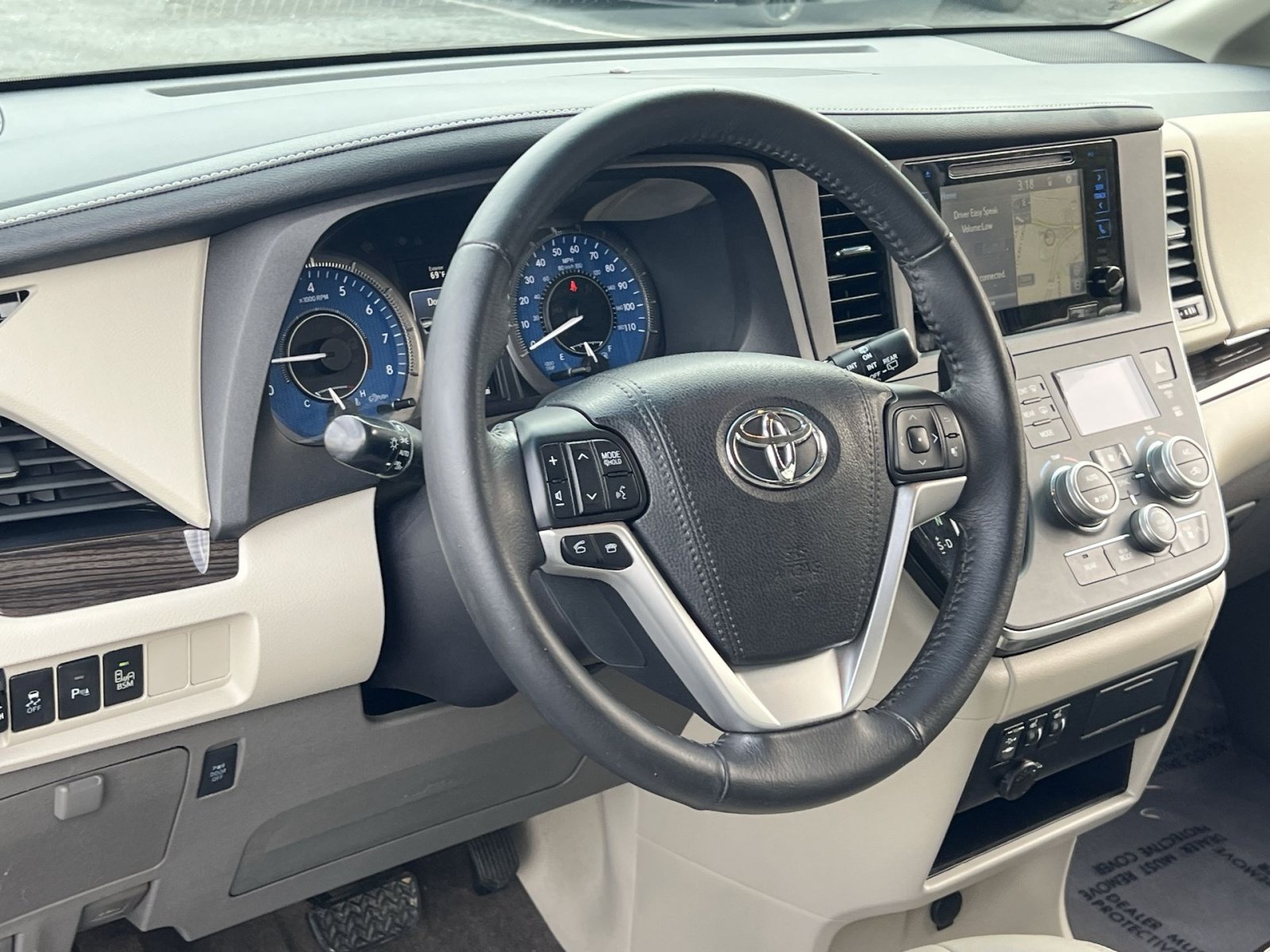 Used 2017 Toyota Sienna XLE w/ XLE Navigation Package FWD image 15