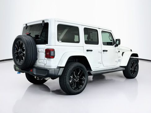 Used 2022 Jeep Wrangler Unlimited Sahara AWD/4WD image 9
