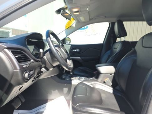 Used 2019 Jeep Cherokee Latitude Plus AWD/4WD image 11