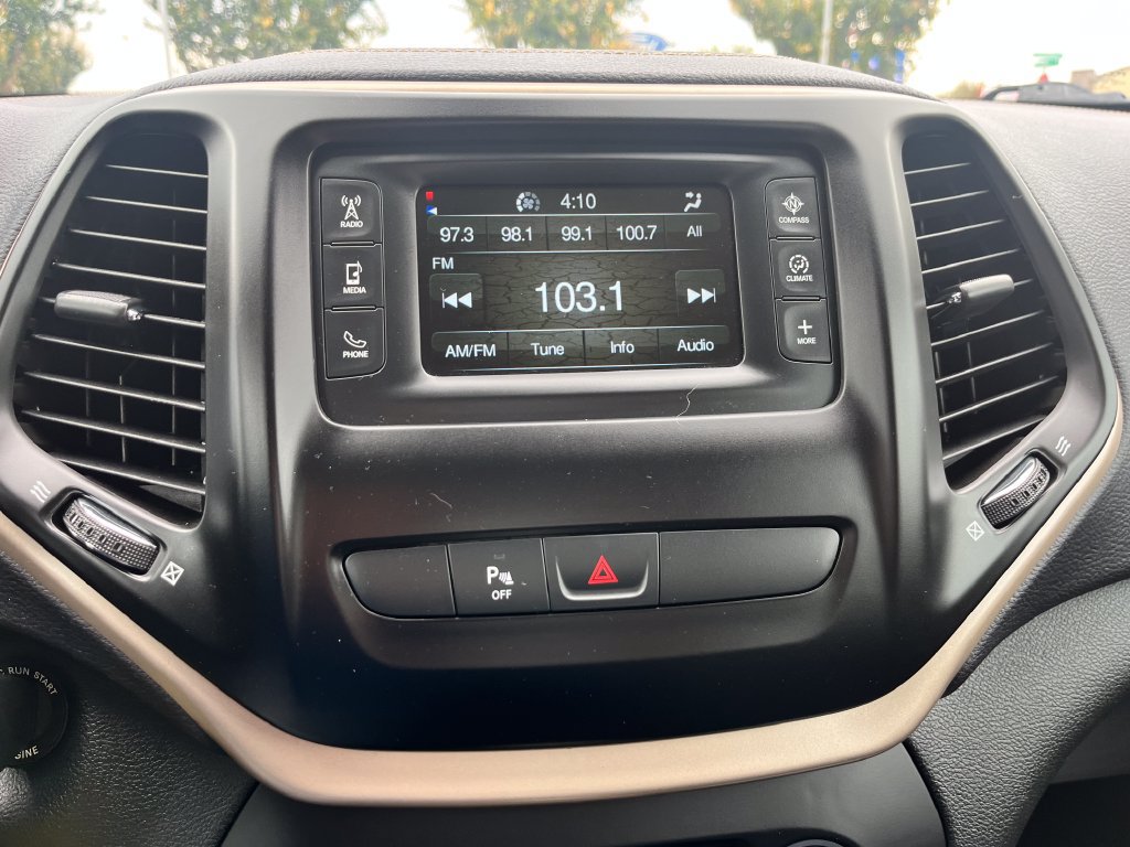 Used 2018 Jeep Cherokee Latitude w/ Safety Group AWD/4WD image 11