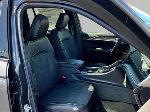 New 2026 Jeep Grand Cherokee Altitude AWD/4WD image 19