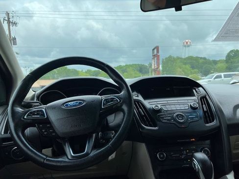 Used 2018 Ford Focus SE w/ Cold Weather Package FWD image 10