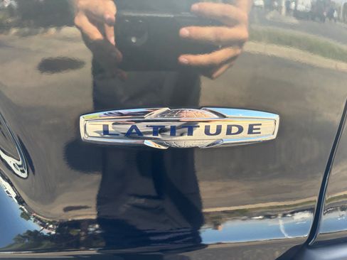 Used 2019 Jeep Cherokee Latitude Plus w/ Cold Weather Group AWD/4WD image 30