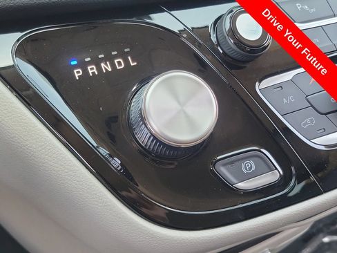 Used 2023 Chrysler Pacifica Touring-L FWD image 13