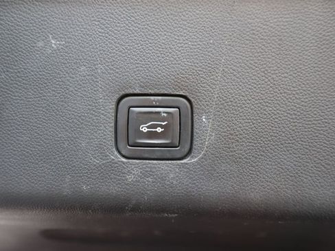 Used 2020 Chevrolet Traverse LT FWD image 25