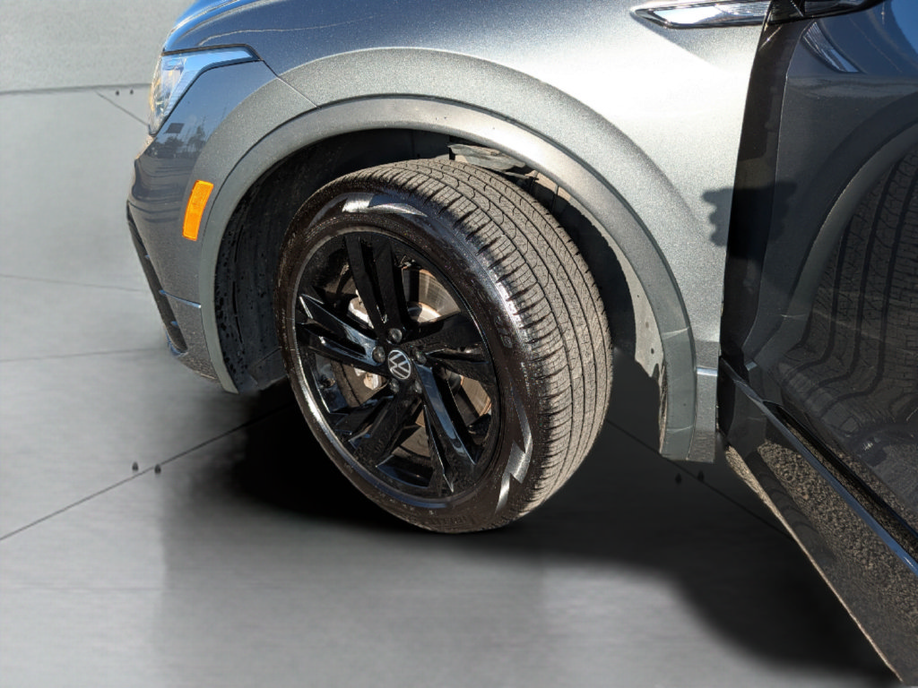 Certified 2023 Volkswagen Tiguan SE R-Line FWD image 34