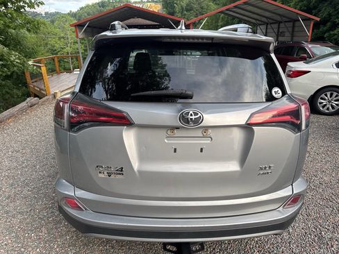 Used 2018 Toyota RAV4 XLE AWD/4WD image 5