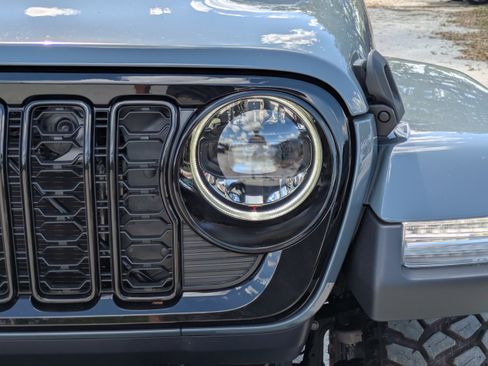 New 2026 Jeep Gladiator Sport AWD/4WD image 9