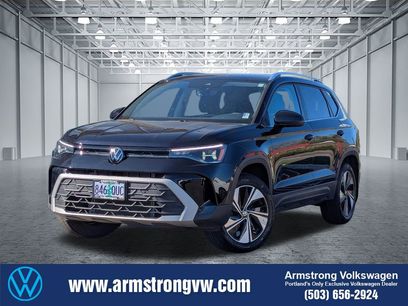 Used 2025 Volkswagen Taos SE w/ Panoramic Sunroof Package