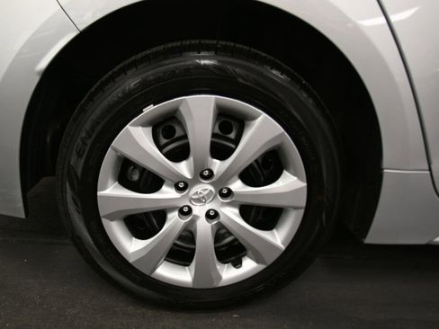 Used 2025 Toyota Corolla LE FWD image 30