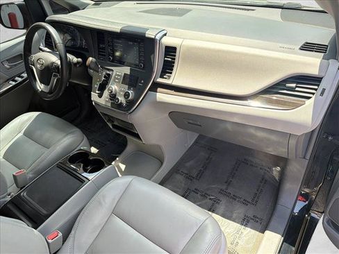 Used 2018 Toyota Sienna XLE FWD image 28
