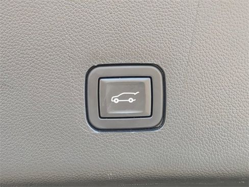 Used 2021 Chevrolet Traverse LT w/ LT Premium Package image 15