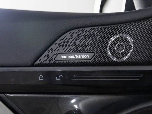 Used 2025 BMW 530i xDrive 530i xDrive w/ Premium Package image 6