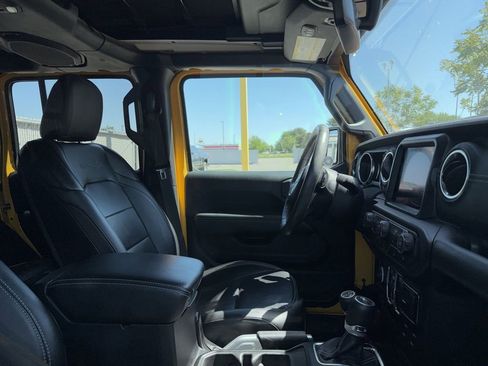 Used 2019 Jeep Wrangler Unlimited Sahara w/ Uconnect 4C Nav & Sound Group AWD/4WD image 4