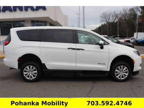 Used 2020 Chrysler Voyager L image 4