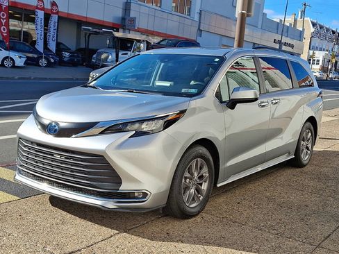 Used 2024 Toyota Sienna XLE image 3