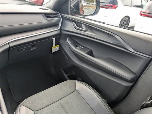 New 2025 Jeep Grand Cherokee Altitude image 18