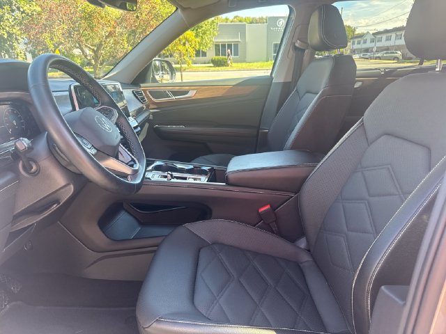 Used 2025 Volkswagen Atlas SE AWD/4WD image 14