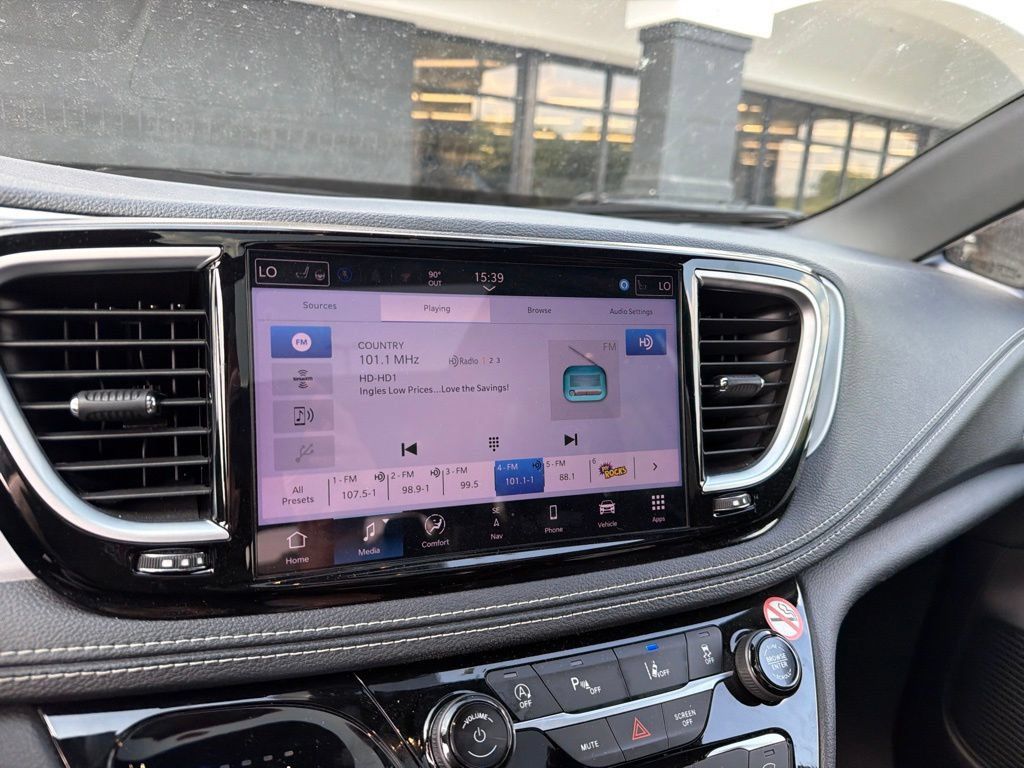 Used 2025 Chrysler Pacifica Limited FWD image 16
