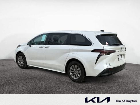 Used 2025 Toyota Sienna XLE image 3