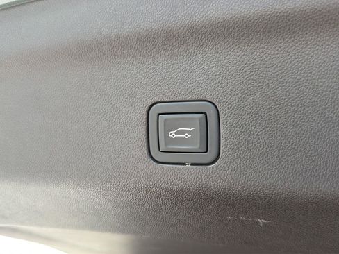 Used 2024 Chevrolet Suburban LT RWD image 37