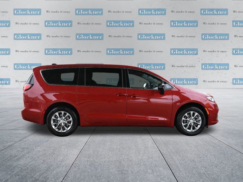 New 2026 Chrysler Pacifica Select image 4