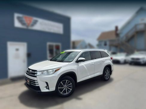 Used 2019 Toyota Highlander XLE AWD/4WD image 1